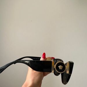 Comes with a box and authenticity card.